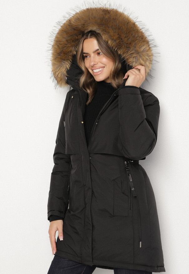 Born2be - Czarna Casualowa Kurtka Parka z Kapturem z Futerkiem Nallorea. Okazja: na co dzień. Typ kołnierza: kaptur. Kolor: czarny. Materiał: futro. Styl: casual