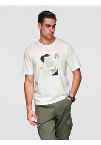 Ombre Clothing - Bawełniana męska koszulka z ciekawym nadrukiem na klatce piersiowej - biała V2 - Rozmiar: M. Okazja: na co dzień. Kolor: biały. Materiał: bawełna. Długość rękawa: krótki rękaw. Długość: krótkie. Wzór: nadruk. Styl: casual #1