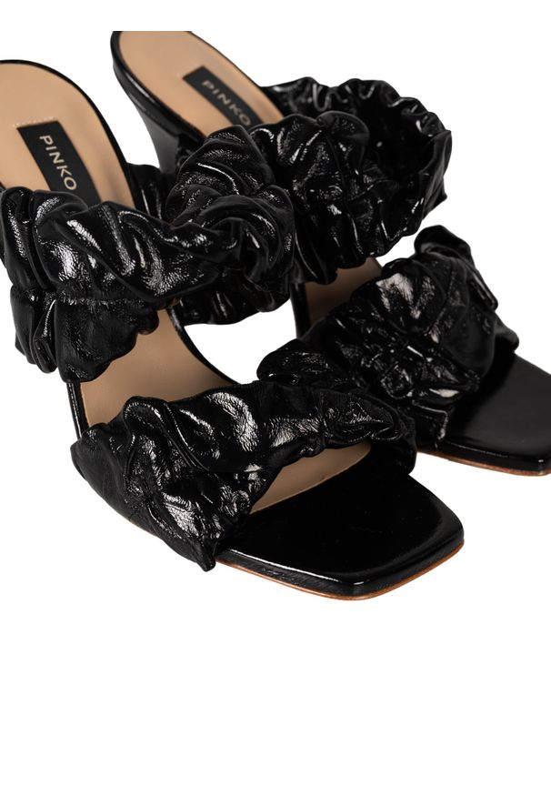 Pinko Klapki "Bela Cruz" | 1H20XR Y7K7 | Kobieta | Czarny. Kolor: czarny. Materiał: skóra. Obcas: na obcasie. Styl: glamour, elegancki, wizytowy. Wysokość obcasa: średni