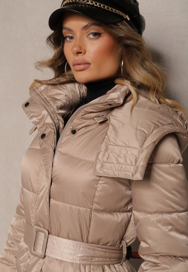 Renee - Beżowa Pikowana Kurtka ZImowa z Eleganckim Paskiem Sadelara. Okazja: do pracy, na spacer, na co dzień. Kolor: beżowy. Sezon: zima. Styl: elegancki