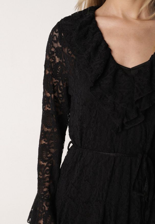 Born2be - Czarna Koronkowa Sukienka z Cienkim Paskiem i Rozkloszowanymi Rękawami Jovaila. Okazja: na co dzień. Typ kołnierza: kołnierz z falbankami. Kolor: czarny. Materiał: koronka. Długość rękawa: na ramiączkach. Wzór: koronka. Typ sukienki: rozkloszowane. Styl: casual, klasyczny