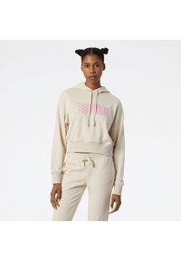Bluza New Balance WT21509CTU – beżowa. Typ kołnierza: kaptur. Kolor: beżowy. Materiał: dresówka, bawełna, poliester, materiał, prążkowany. Długość: krótkie. Wzór: nadruk, napisy #1