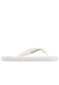 Japonki Calvin Klein Slippers YM0YM00656-YBR - białe. Okazja: na co dzień, na plażę. Kolor: biały. Wzór: aplikacja, paski. Sezon: lato. Styl: casual #1