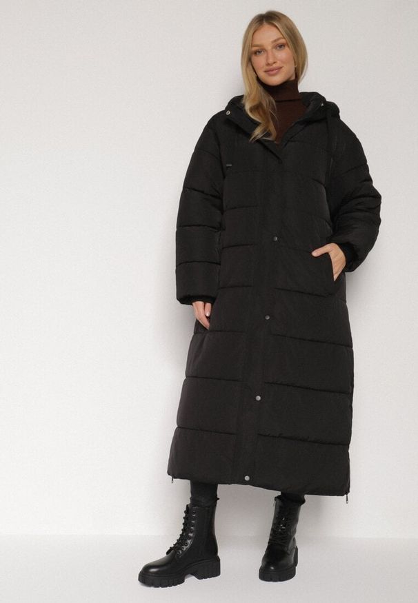 Born2be - Czarna Zimowa Kurtka Pikowana o Długim Kroju z Kapturem i Bocznymi Suwakami Mevorria. Okazja: na spacer. Typ kołnierza: kaptur. Kolekcja: plus size. Kolor: czarny. Materiał: jeans, dzianina. Długość: długie. Sezon: zima