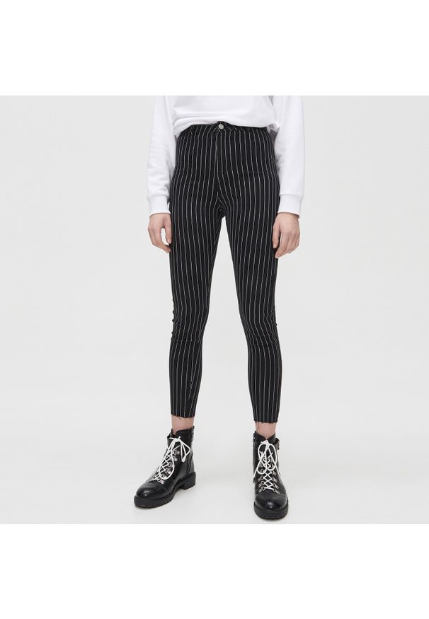 Cropp - Jeansy high waist skinny w paski - Czarny. Stan: podwyższony. Kolor: czarny. Materiał: jeans. Wzór: paski