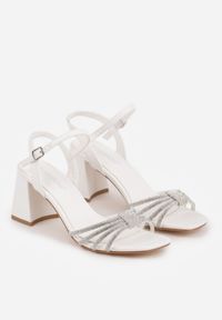 Born2be - Białe Eleganckie Sandały na Obcasie z Cyrkoniami Zitella. Okazja: na co dzień. Zapięcie: sprzączka. Kolor: biały. Materiał: jeans. Wzór: aplikacja. Obcas: na obcasie. Styl: elegancki. Wysokość obcasa: średni #8