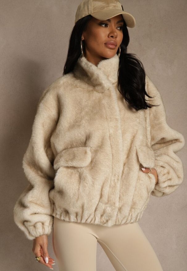 Renee - Beżowa Futrzana Kurtka Bomberka z Kieszeniami Tiwedela. Okazja: na co dzień. Kolor: beżowy. Materiał: futro. Styl: klasyczny, casual, elegancki