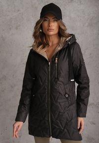 Renee - Czarna Długa Kurtka Parka Pikowana z Kapturem Ozdobiona Aplikacją Rossea. Okazja: na co dzień. Typ kołnierza: kaptur. Kolor: czarny. Materiał: poliester, jeans. Długość: długie. Wzór: aplikacja. Styl: casual, street #4