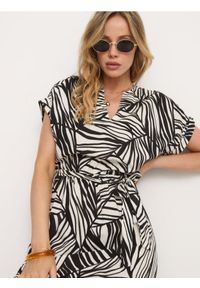 Sinsay - Wiskozowa sukienka midi z rękawem kimono w abstrakcyjny wzór - wielobarwny. Materiał: wiskoza. Długość: midi #1