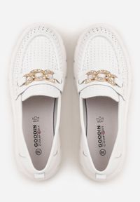 Born2be - Białe Skórzane Mokasyny na Grubej Podeszwie Zdobione Perforacją i Łańcuszkiem Ariuk. Okazja: do pracy, na co dzień. Kolor: biały. Materiał: skóra. Wzór: aplikacja. Styl: elegancki, casual #9