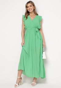 Born2be - Zielona Plisowana Sukienka Maxi Wiskozowa z Kopertowym Dekoltem i Falbankami Glimes. Typ kołnierza: kołnierz z falbankami. Kolor: zielony. Materiał: wiskoza. Typ sukienki: kopertowe. Długość: maxi #2