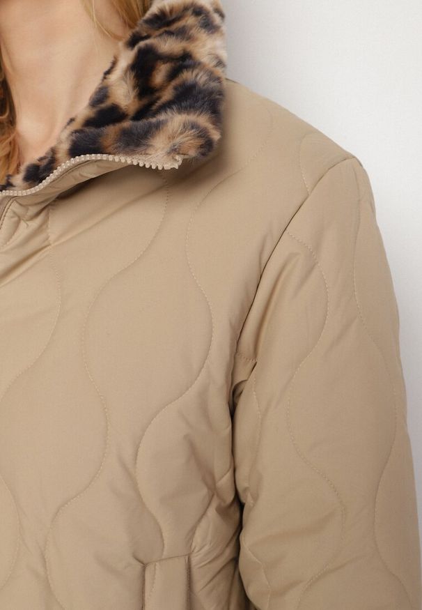 Born2be - Beżowa Pikowana Kurtka Dwustronna ze Stójką i Ściągaczem z Futerkiem w Panterkę Cesila. Okazja: na co dzień. Typ kołnierza: kołnierzyk stójkowy. Kolor: beżowy. Materiał: futro. Długość rękawa: długi rękaw. Długość: długie. Wzór: motyw zwierzęcy. Styl: casual, klasyczny