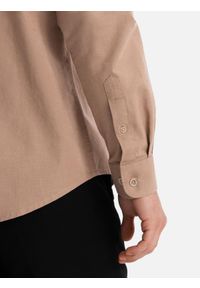 Ombre Clothing - Koszula męska lniana z klasycznym kołnierzykiem i kieszeniami REGULAR FIT – jasnobrązowa V7 - Rozmiar: XXL. Okazja: na co dzień. Typ kołnierza: kołnierzyk klasyczny. Kolor: brązowy. Materiał: len. Długość: długie. Wzór: aplikacja. Sezon: wiosna, lato. Styl: klasyczny #10