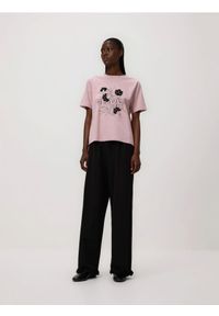 Reserved - Bawełniany t-shirt z nadrukiem - pastelowy róż. Kolor: różowy. Materiał: bawełna. Wzór: nadruk #1