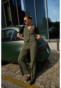 MOODO - Gładkie spodnie oliwkowe. Kolor: oliwkowy. Materiał: poliester, elastan. Wzór: gładki #1