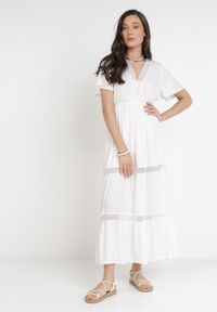 Born2be - Biała Sukienka Selphie. Kolor: biały. Materiał: koronka, tkanina. Długość rękawa: krótki rękaw. Wzór: koronka, aplikacja, ażurowy. Sezon: lato. Długość: midi #2