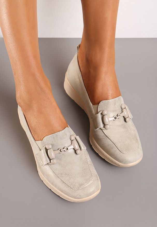 Born2be - Złote Płaskie Półbuty ze Skórzaną Wkładką i Metalową Ozdobą Vaqua. Okazja: na co dzień, na spotkanie biznesowe, do pracy. Kolor: złoty. Materiał: skóra. Wzór: aplikacja. Styl: biznesowy, casual, klasyczny