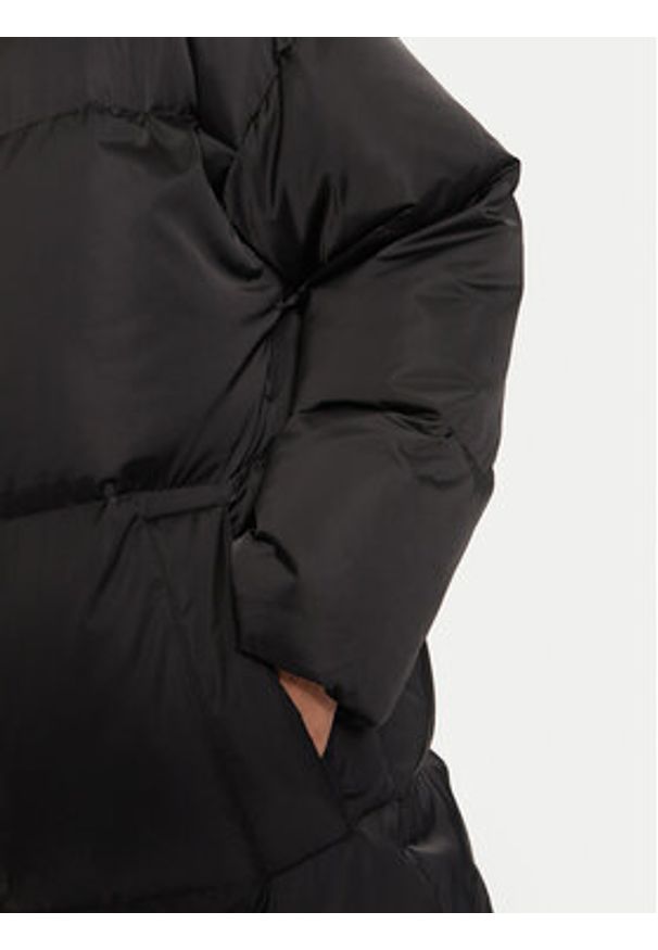 Calvin Klein Płaszcz zimowy K20K207721 Czarny Regular Fit. Kolor: czarny. Materiał: syntetyk. Sezon: zima