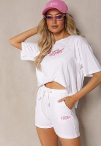 Renee - Biały Bawełniany Komplet Letni T-shirt z Szortami Ozdobione Napisami Amaila. Kolor: biały. Materiał: bawełna. Wzór: napisy, aplikacja