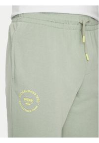 Jack & Jones - Jack&Jones Spodnie dresowe Gordon 12268442 Zielony Regular Fit. Kolor: zielony. Materiał: syntetyk