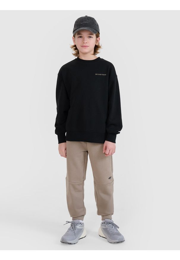 4f - 4F Bluza dresowa nierozpinana bez kaptura chłopięca - czarna 140 (9-10 lat). Okazja: na co dzień. Typ kołnierza: bez kaptura. Kolor: czarny. Materiał: dresówka. Wzór: napisy, gładki, ze splotem. Sezon: lato. Styl: klasyczny, casual, sportowy