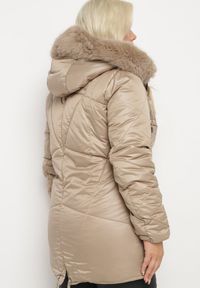 Born2be - Ciemnobeżowa Kurtka Lekko Pikowana z Odpinanym Kapturem i Futerkiem Fioritta. Kolekcja: plus size. Kolor: beżowy. Materiał: futro. Sezon: zima #5