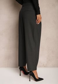 Renee - Ciemnoszare Spodnie o Garniturowym Fasonie High Waist Relessa. Okazja: do pracy, na spotkanie biznesowe. Stan: podwyższony. Kolor: szary. Styl: biznesowy