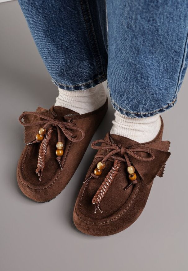 Renee - Brązowe Klapki Boat Shoes z Imitacji Zamszu z Kokardą i Koralikami Lodlia. Okazja: na co dzień. Kolor: brązowy. Materiał: zamsz. Wzór: paski. Styl: casual