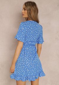 Renee - Niebieska Sukienka Thaelice. Kolor: niebieski. Materiał: tkanina. Długość rękawa: krótki rękaw. Wzór: nadruk, kropki, aplikacja. Typ sukienki: kopertowe. Długość: mini