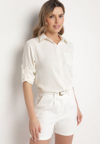Born2be - Biała Koszula z Regulacją przy Rękawach Adevere. Okazja: na co dzień. Typ kołnierza: kołnierzyk klasyczny. Kolor: biały. Materiał: jeans. Długość rękawa: długi rękaw. Długość: długie. Styl: klasyczny, elegancki, casual