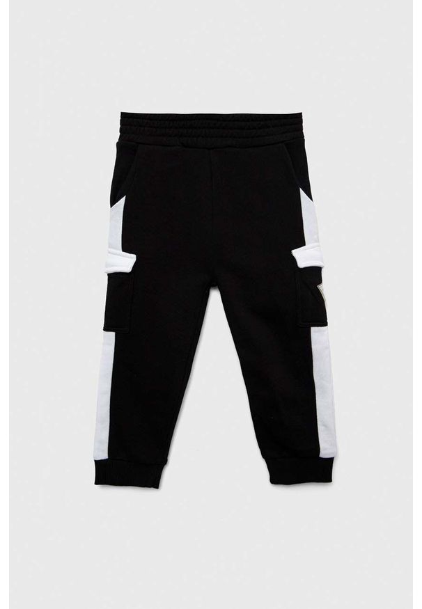 Guess spodnie dresowe bawełniane dziecięce kolor czarny wzorzyste. Stan: podwyższony. Kolor: czarny. Materiał: bawełna, dresówka