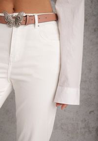 Renee - Białe Jeansy z Bawełną i Wiskozą High Waist Ozdobione Paskiem i Motylem Neviasi. Okazja: na co dzień. Stan: podwyższony. Kolor: biały. Wzór: aplikacja. Styl: casual, elegancki #4
