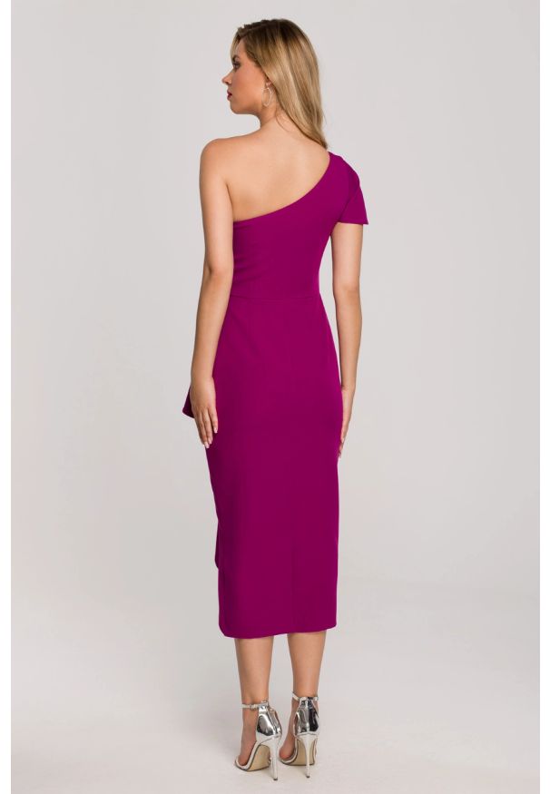 Makover - Koktajlowa sukienka na jedno ramię ołówkowa z falbaną fiolet. Okazja: na ślub cywilny, na wesele, na imprezę. Typ sukienki: ołówkowe. Styl: wizytowy