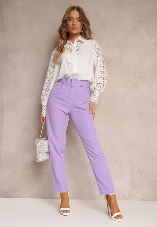 Renee - Fioletowe Spodnie Garniturowe High Waist z Paskiem Wenus. Okazja: na co dzień, na spotkanie biznesowe. Stan: podwyższony. Kolor: fioletowy. Materiał: tkanina, materiał. Wzór: jednolity, gładki. Styl: casual, biznesowy