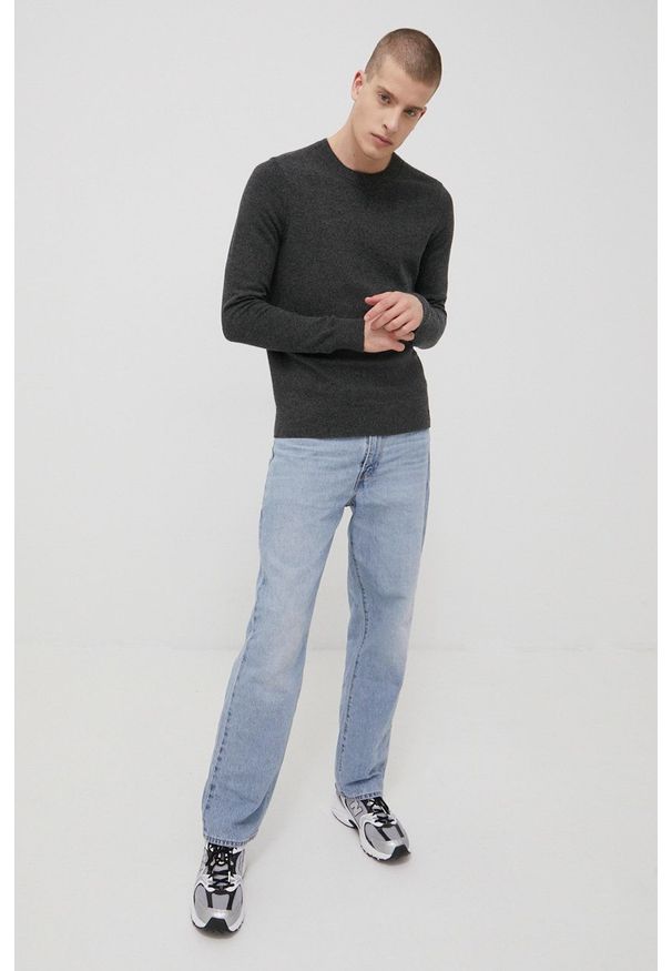 Superdry sweter wełniany męski kolor szary lekki. Okazja: na co dzień. Kolor: szary. Materiał: wełna. Długość rękawa: długi rękaw. Długość: długie. Wzór: melanż. Styl: casual
