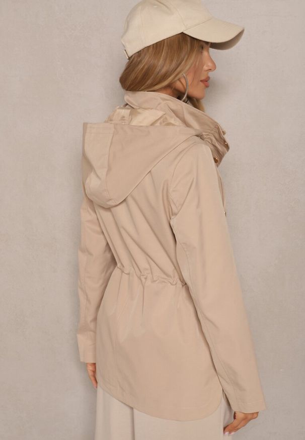 Renee - Beżowa Kurtka o Kroju Parki z Odpinanym Kapturem i Ściągaczem Elanorian. Okazja: na spacer, na co dzień. Kolor: beżowy. Materiał: jeans. Styl: elegancki, casual