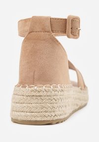 Renee - Ciemnobeżowe Sandały VICES na Koturnie z Plecionką i Wycięciami przy Cholewce Celanele. Okazja: na co dzień. Zapięcie: sprzączka. Kolor: beżowy. Wzór: ażurowy. Sezon: lato. Obcas: na koturnie. Styl: wakacyjny, casual, elegancki #4