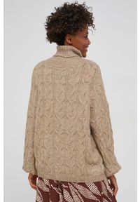 Answear Lab Sweter z wełną damski kolor beżowy ciepły z golfem. Typ kołnierza: golf. Kolor: beżowy. Materiał: wełna. Wzór: ze splotem. Styl: wakacyjny