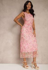 Renee - Różowa Sukienka Typu Bodycon w Kwiatowy Wzór Melavela. Kolor: różowy. Wzór: kwiaty. Typ sukienki: bodycon. Styl: klasyczny