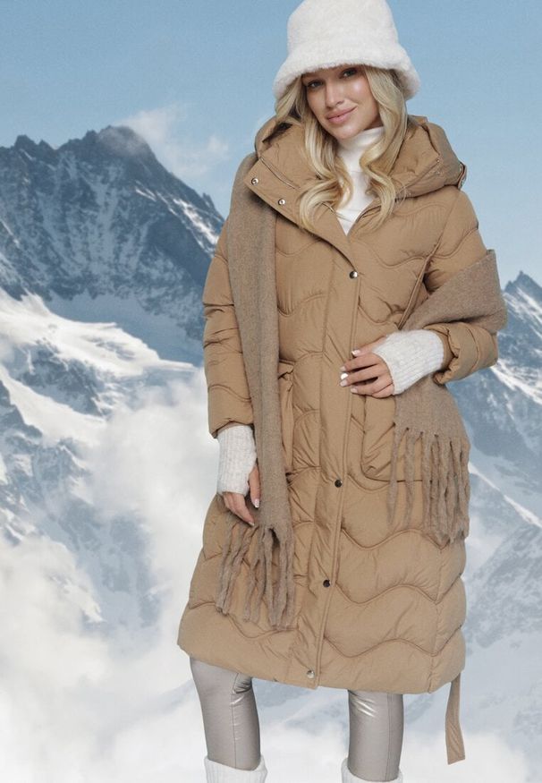 Born2be - Ciemnobeżowa Kurtka Pikowana z Paskiem Jalogi. Okazja: na co dzień. Typ kołnierza: komin. Kolor: beżowy. Materiał: wełna, materiał. Długość rękawa: długi rękaw. Długość: długie. Sezon: zima. Styl: casual