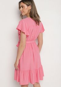 Born2be - Różowa Wiskozowa Sukienka z Kopertowym Dekoltem i Paskiem Aurenelle. Okazja: na co dzień. Typ kołnierza: dekolt kopertowy. Kolor: różowy. Materiał: wiskoza. Długość rękawa: krótki rękaw. Sezon: wiosna, lato. Typ sukienki: kopertowe. Styl: casual #7