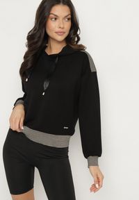 Born2be - Czarna Bluza z Kapturem Metaliczną Nitką i Ściągaczami Ulinisa. Okazja: na spacer, na co dzień. Typ kołnierza: kaptur. Kolor: czarny. Materiał: jeans. Długość rękawa: długi rękaw. Długość: długie. Styl: elegancki, casual #3