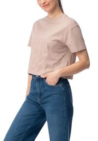 Guess - GUESS Różowy bawełniany t-shirt damski Adele Crop, Rozmiar S. Okazja: na co dzień. Kolor: różowy. Materiał: bawełna. Długość: krótkie. Styl: casual, sportowy #3