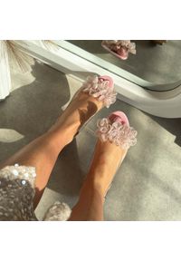 DiA - Różowe silikonowe sandały damskie na obcasie z kryształami, transparentne Dia 9006. Okazja: na wesele, na ślub cywilny. Kolor: różowy. Materiał: skóra. Wzór: aplikacja, kwiaty. Sezon: wiosna, lato. Obcas: na obcasie. Styl: klasyczny. Wysokość obcasa: niski #1