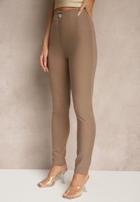 Renee - Ciemnobeżowe Legginsy High Waist z Wiskozą z Cyrkoniowym Guzikiem Naliselle. Okazja: na co dzień. Stan: podwyższony. Kolor: beżowy. Materiał: wiskoza. Styl: elegancki, casual #3
