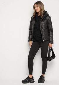 Born2be - Czarna Pikowana Kurtka z Kapturem Ozdobiona Naszywką Rilumia. Okazja: na co dzień. Typ kołnierza: kaptur. Kolor: czarny. Materiał: jeans. Wzór: aplikacja. Styl: casual #3