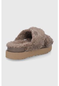 Ugg - UGG Kapcie Fuzz Sugar Cross Slide kolor brązowy. Nosek buta: okrągły. Kolor: brązowy. Materiał: wełna, włókno, materiał. Wzór: gładki. Obcas: na platformie #4