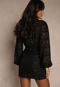 Renee - Czarna Sukienka z Tkaniny Plumeti o Kopertowym Fasonie Zenisala. Okazja: na imprezę. Kolor: czarny. Materiał: tkanina. Typ sukienki: kopertowe. Styl: elegancki