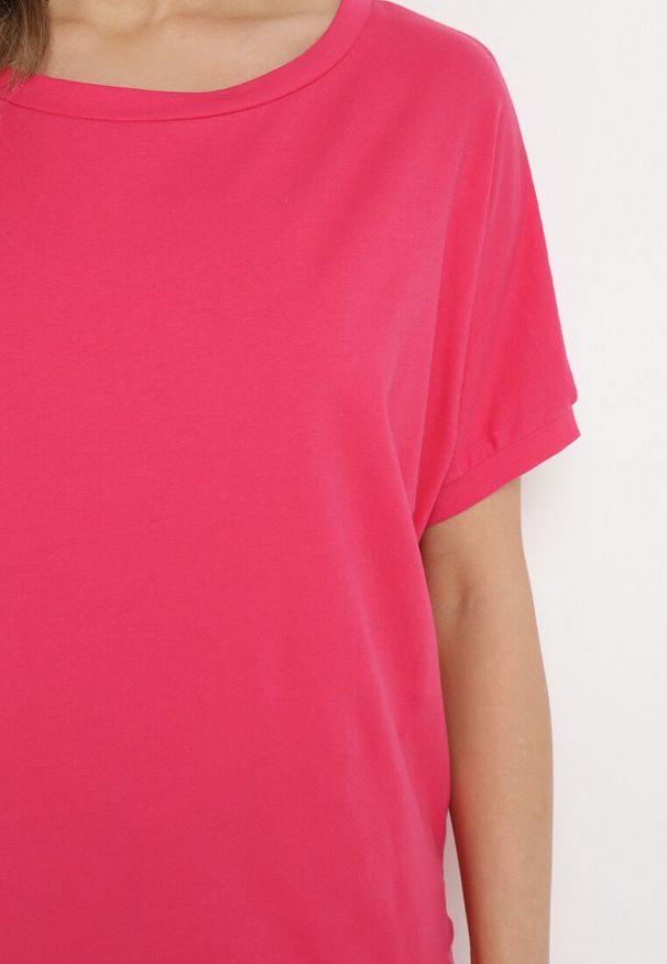 Born2be - Ciemnoróżowy T-shirt z Krótkimi Rękawami i Dłuższym Tyłem Cercisa. Okazja: na co dzień. Typ kołnierza: dekolt w serek. Kolor: różowy. Materiał: bawełna, jeans. Długość rękawa: krótki rękaw. Długość: krótkie. Styl: klasyczny, casual
