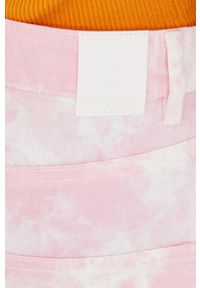 Pieces szorty jeansowe damskie kolor różowy wzorzyste high waist. Okazja: na co dzień. Stan: podwyższony. Kolor: różowy. Materiał: jeans. Styl: casual #5